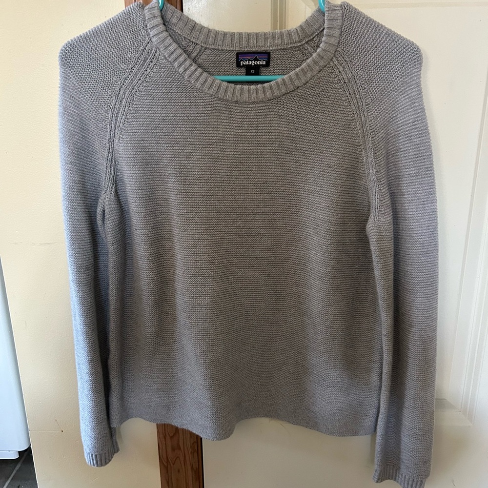 Patagonia Women's Light Gray Crew Neck Sweater